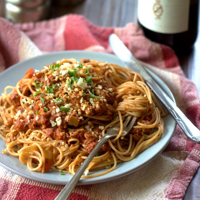 Many thanks to Alissa @ Connoisseurus Veg for the Tempeh Ragu recipe